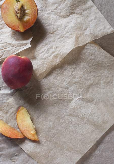 Pêssegos frescos com fatias — Fotografia de Stock