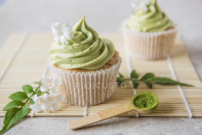 Matcha cupcakes with flowers — Stock Photo