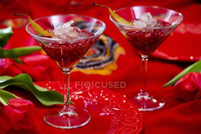 Cocktails with pomegranate seeds — Stock Photo