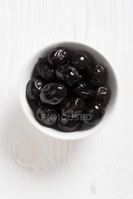 Aceitunas negras en tazón - foto de stock