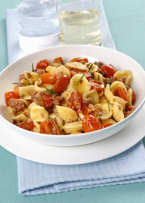 Orecchiette pasta with salsiccia sauce and tomatoes — Stock Photo