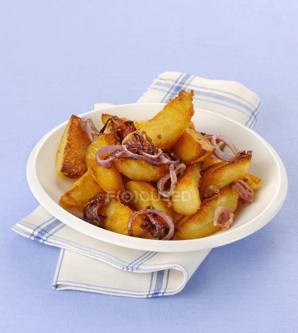Копчена і смажена картопля з цибулею — стокове фото
