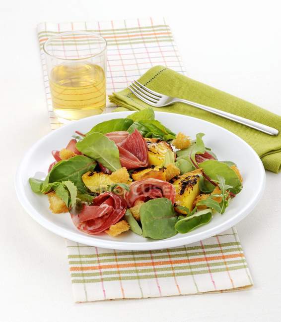 Salad with grilled peaches and croutons — Stock Photo