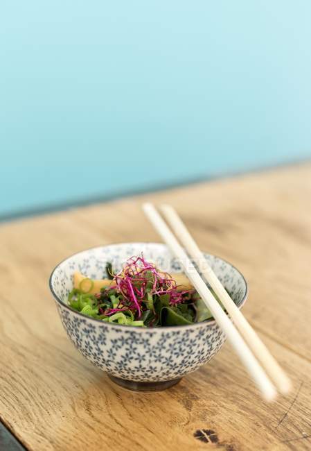 Salada japonesa com brotos — Fotografia de Stock