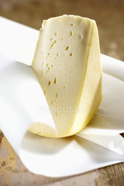 Сыр на белом столе — стоковое фото