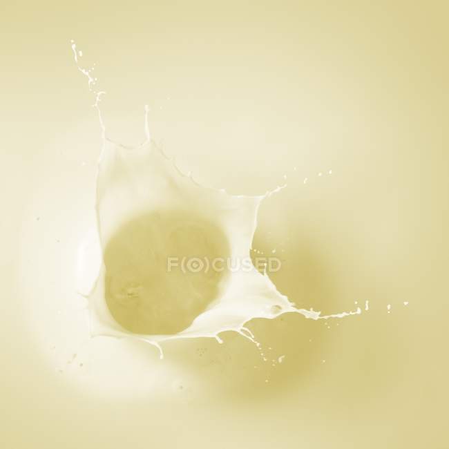 Salpicadura de leche de plátano - foto de stock