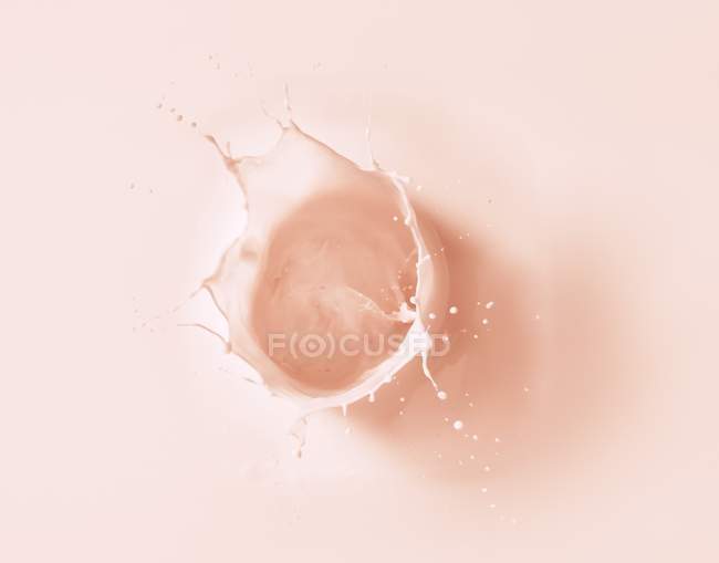 Splash of strawberry milk — Stock Photo