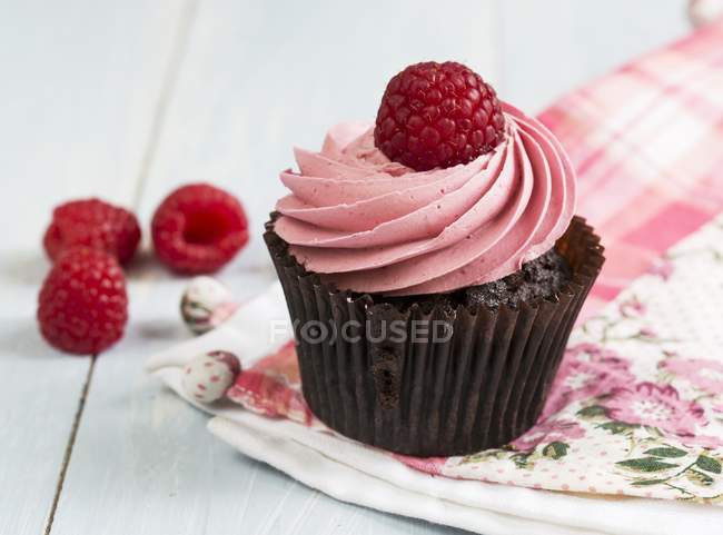 Chocolate cupcake with cream — Stock Photo