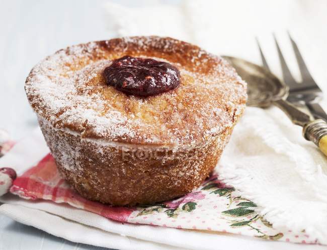 Muffin with raspberry jam — Stock Photo