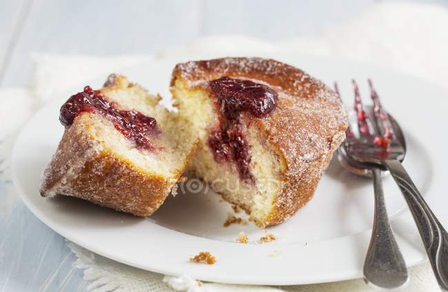Doughnut muffin with raspberry jam — Stock Photo