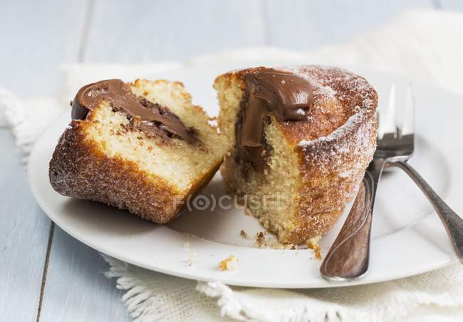Donut-Muffin gefüllt mit Schokoladencreme — Stockfoto