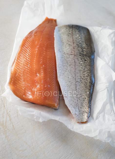 Filetes de trucha de salmón - foto de stock
