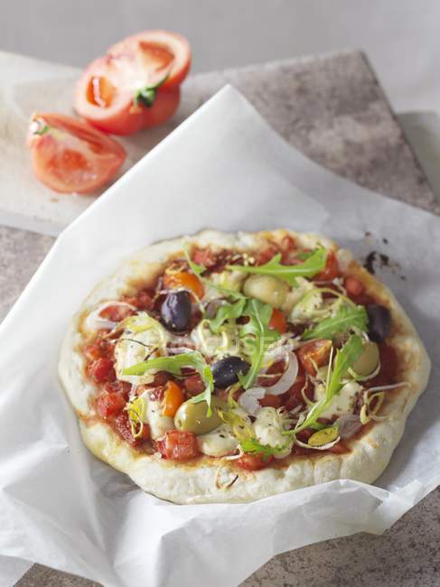 Oliven- und Rucola-Pizza — Stockfoto