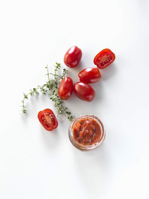 Томатный сальса и помидоры — стоковое фото