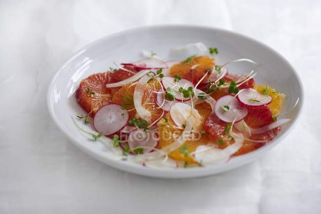 Salat mit Orangen und Kresse auf Teller — Stockfoto