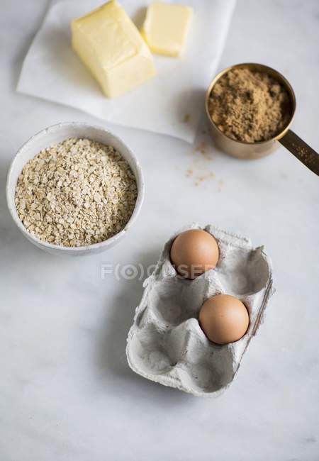 Ingrédients de cuisson sur surface blanche — Photo de stock