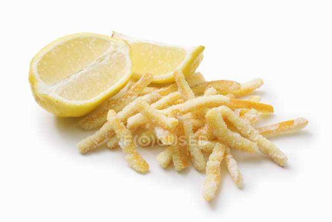 Сахарная цедра и свежие кусочки лимона — стоковое фото