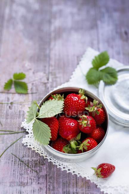 Fresh strawberries in metal tin — Stock Photo
