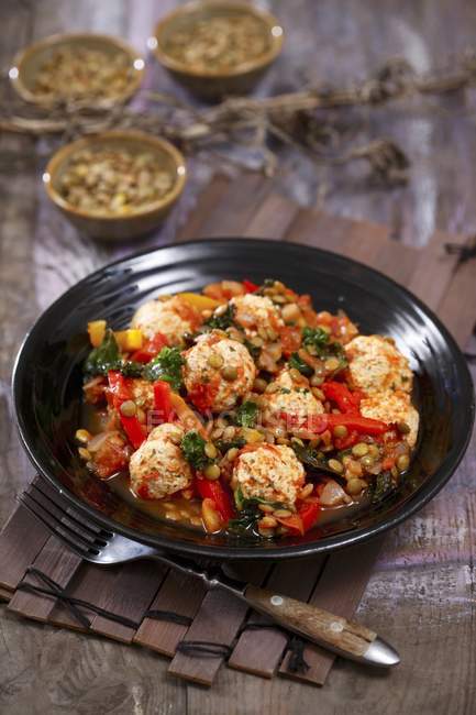 Meatballs with lentils and peppers — Stock Photo