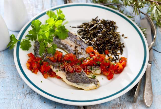 Filetes de pescada e arroz selvagem — Fotografia de Stock