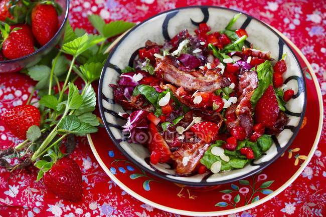 Полуничний салат з хрустким беконом і радиккіо — стокове фото
