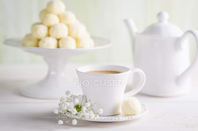 Praline al cocco con caffè — Foto stock