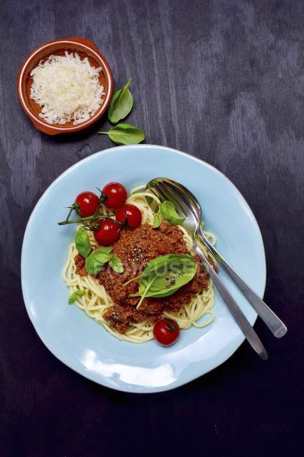 Spaghetti bolognese con carne macinata — Foto stock