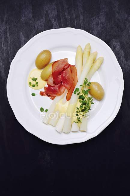 Asparagi con prosciutto e salsa olandese — Foto stock