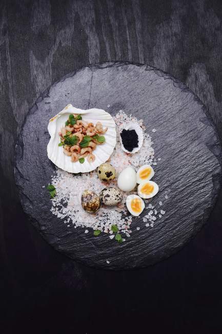 Quail eggs, shrimps and caviar serving — Stock Photo