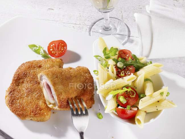 Salada de macarrão Cordon bleu e penne — Fotografia de Stock