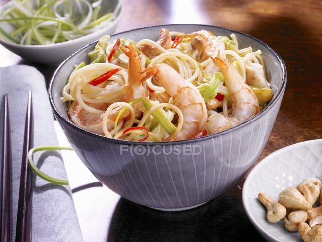 Noodles with prawns and cashew nuts — Stock Photo