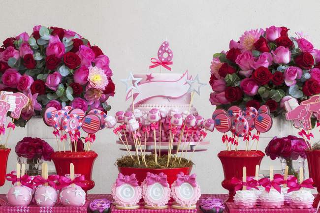 Verschiedene Cake Pops und Geburtstagstorten — Stockfoto