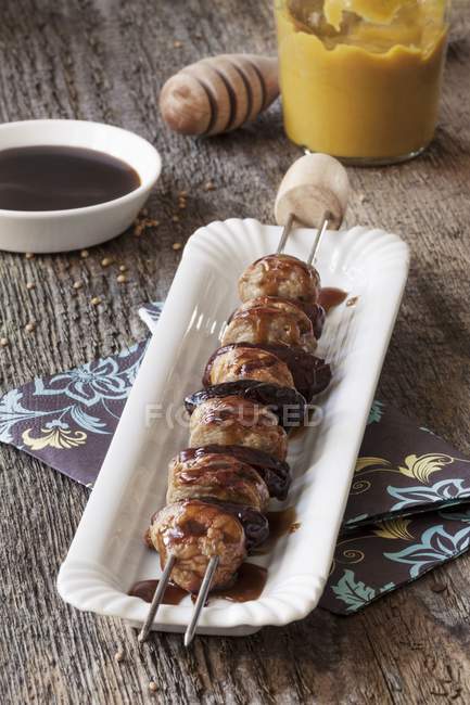 Sausage kebab with dates — Stock Photo
