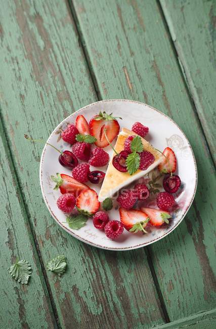 Cheesecake with fresh berries — Stock Photo