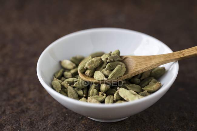 Семена кардамона в маленьком блюде — стоковое фото