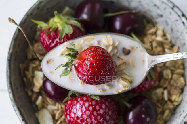 Müsli mit Erdbeeren und Löffel — Stockfoto