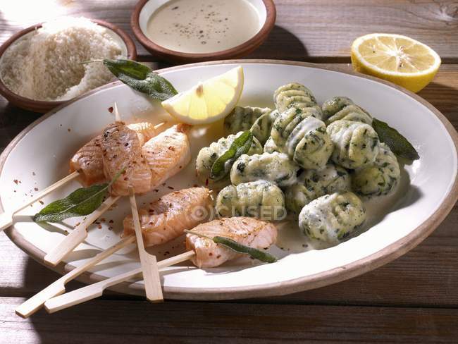 Salmon kebabs with spinach — Stock Photo