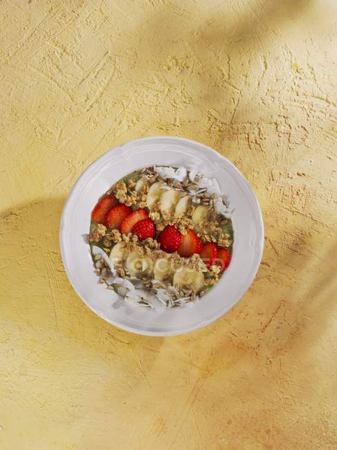Müsli mit Baby-Spinat, Avocados und Erdbeeren — Stockfoto