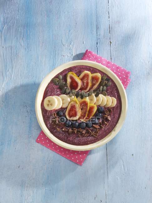 Courgette and berry smoothie bowl — Stock Photo