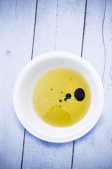Vue de dessus des gouttes de vinaigre balsamique dans l'huile d'olive — Photo de stock