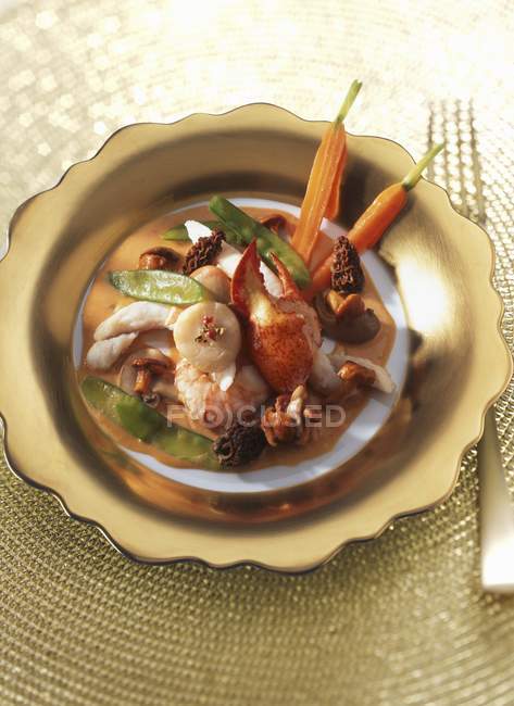 Seafood with vegetables and morel mushrooms in bowl — Stock Photo