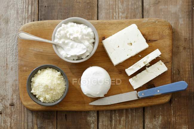 Arreglo de queso con queso feta - foto de stock
