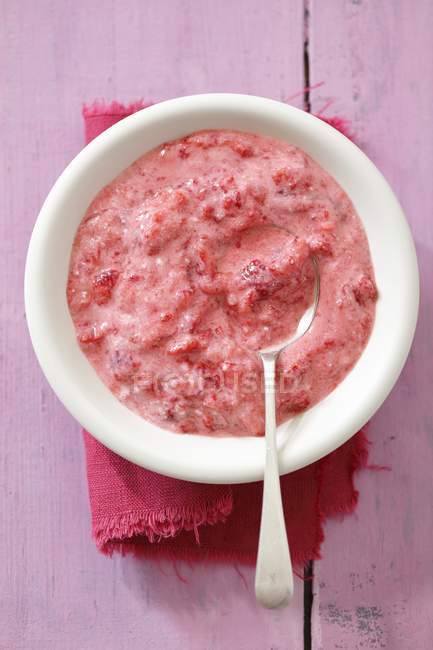 Erdbeere pur mit Bio-Joghurt — Stockfoto