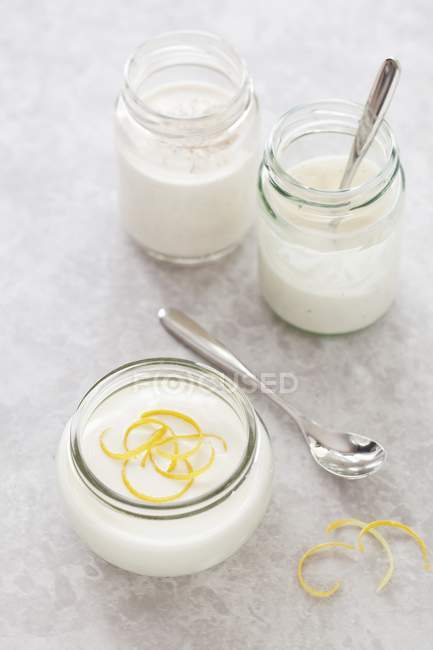 Yogurt aromatizzati biologici in bicchieri — Foto stock