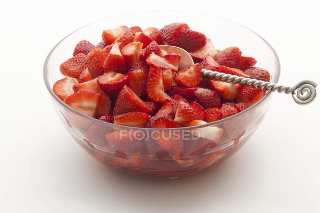 Bol de fraises tranchées — Photo de stock