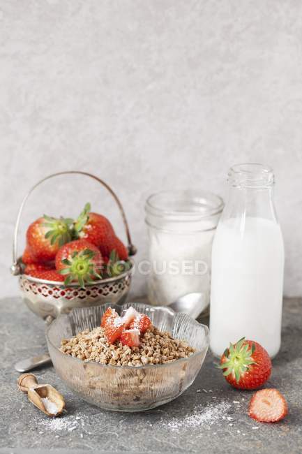 Muesli with strawberries and milk — Stock Photo