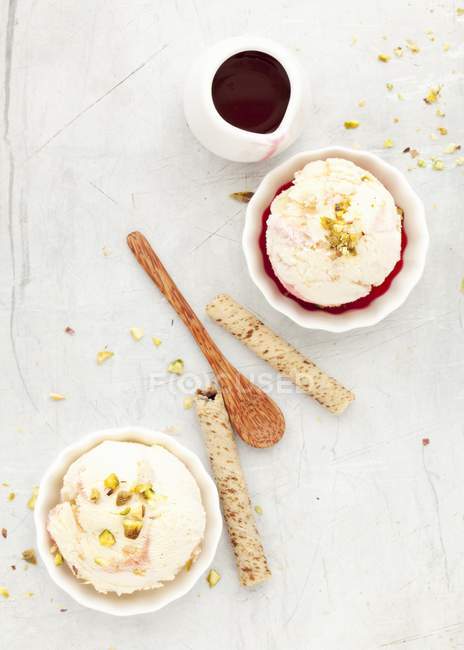 Cuillères de crème glacée servies avec des pistaches — Photo de stock