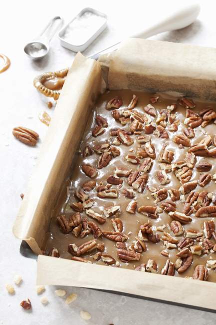 Closeup view of salted caramel with pecan nuts in baking dish — Stock Photo