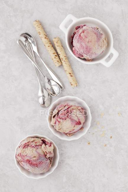 Nutella, cioccolato e gelato all'ondulazione di more — Foto stock
