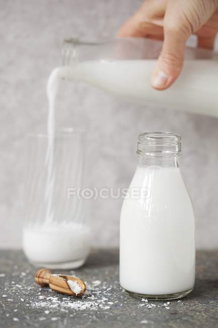 Кокосове молоко в пляшці — стокове фото